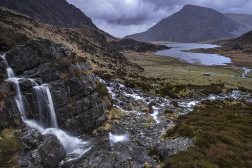 Stürmischer Himmel über Llyn Idwal und Pen yr Ole Wen, Cwm Idwal, Snowdonia National Park (Eryri), Nordwales, Vereinigtes Königreich, Europa - RHPLF31872