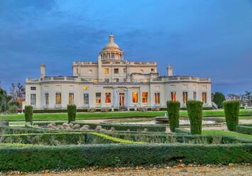 Stoke Park Hotel, Schauplatz des legendären Golfspiels zwischen James Bond und Goldfinger im Film Goldfinger von 1964, Stoke Poges, Buckinghamshire, England, Vereinigtes Königreich, Europa - RHPLF31880