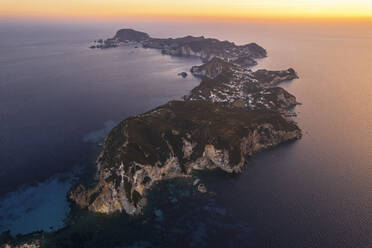 Luftaufnahme der Insel Ponza mit typischer Mondform in der Abenddämmerung, Pontinischer Archipel, Provinz Latina, Tyrrhenisches Meer, Latium (Latium), Italien Europa - RHPLF31903