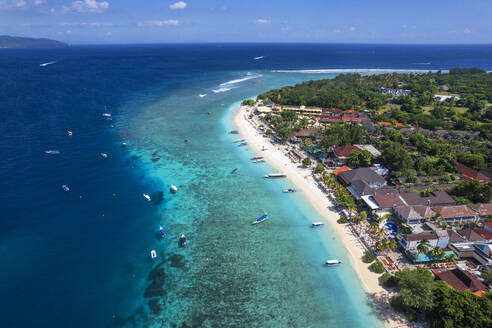 Luftaufnahme des Strandes von Gili Trawangan mit im Meer verankerten Booten, Gili Trawangan, Gili Islands Archipel, Lombok, West Nusa Tenggara, Indischer Ozean, Indonesien, Südostasien, Asien - RHPLF31909