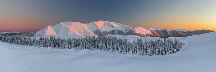 Winterlicher Panoramablick auf das schneebedeckte Bergmassiv des Viglio bei Sonnenuntergang, Regionalpark Simbruini, Apennin, Latium, Italien, Europa - RHPLF31912