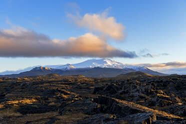 Snaefellsjokull-Gletscher, der den Vulkan Snaefell bedeckt, bei Sonnenuntergang mit rosa Wolken und blauem Himmel, Halbinsel Snaefellsnes, Westisland, Island, Polarregionen - RHPLF31917