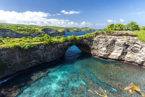 Erhöhter Blick auf die tropische Bucht und den natürlichen Bogen am so genannten Broken Beach, Nusa Penida, Klungkung Regentschaft, Bali, Indonesien, Südostasien, Asien - RHPLF31919