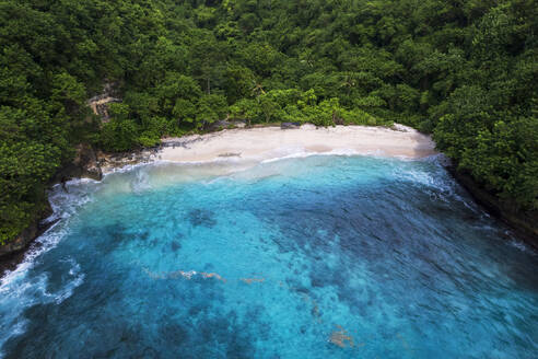 Tropischer indonesischer Strand der Insel Nusa Penida mit türkisfarbenem und kristallklarem Meerwasser, Luftaufnahme, Crystal Bay, Nusa Penida, Klungkung Regentschaft, Bali, Indonesien, Südostasien, Asien - RHPLF31921