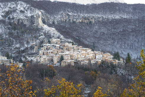 Traditionelles Bergdorf Pietracamela mit dem ersten Schneefall, Nationalpark Gran Sasso und Monti della Laga, Apennin, Provinz Teramo, Abruzzen, Italien, Europa - RHPLF31924