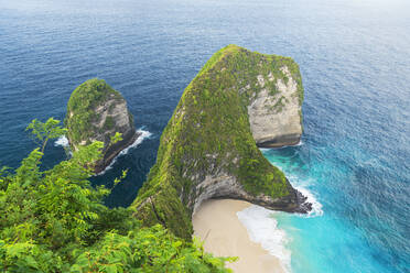 Blick von oben auf den berühmten leeren weißen Sandstrand Kelingking (T-Rex Beach), Insel Nusa Penida, Regentschaft Klungkung, Bali, Indonesien, Südostasien, Asien - RHPLF31926