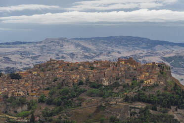 Die kleine wunderschöne Stadt Calascibetta auf einem felsigen Hügel in der sizilianischen Landschaft, Provinz Enna, Sizilien, Italien, Mittelmeer, Europa - RHPLF31932