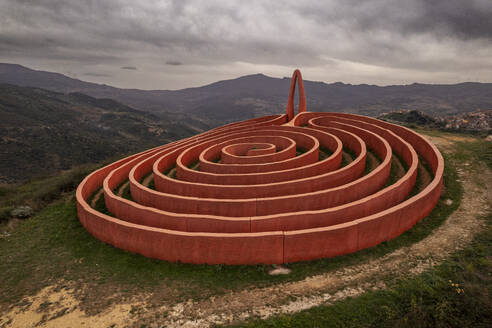 Ariadne's Labyrinth, Kunstinstallation auf einem Hügel in der Gemeinde Castel del Lucio, Luftaufnahme, Fiumara d'Arte, Nebrodi-Gebirge, Provinz Messina, Sizilien, Italien, Mittelmeer, Europa - RHPLF31938
