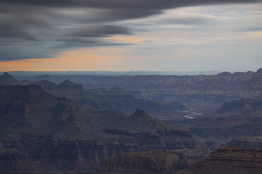 Wunderschönes Licht umhüllt den Grand Canyon während eines Sonnenuntergangs im Sommer, UNESCO-Welterbe, Arizona, Vereinigte Staaten von Amerika, Nordamerika - RHPLF31958