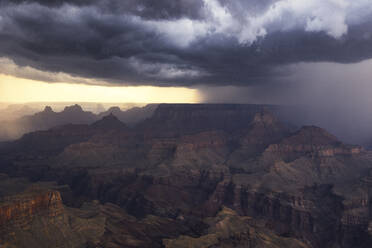 Ein Sturm zieht an einem Sommertag durch den Grand Canyon, Tusayan, Arizona, Vereinigte Staaten von Amerika, Nordamerika - RHPLF31960