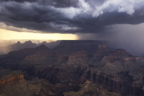 Ein Sturm zieht an einem Sommertag durch den Grand Canyon, Tusayan, Arizona, Vereinigte Staaten von Amerika, Nordamerika - RHPLF31960