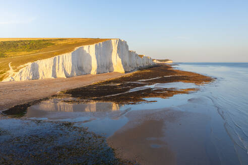 Luftaufnahme der Kreideklippen von Seven Sisters bei Sonnenuntergang, South Downs National Park, East Sussex, England, Vereinigtes Königreich, Europa - RHPLF31967