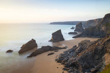 Sonnenuntergang bei Carnewas und Bedruthan Steps, Bedruthan Steps, Newquay, Cornwall, England, Vereinigtes Königreich, Europa - RHPLF31972