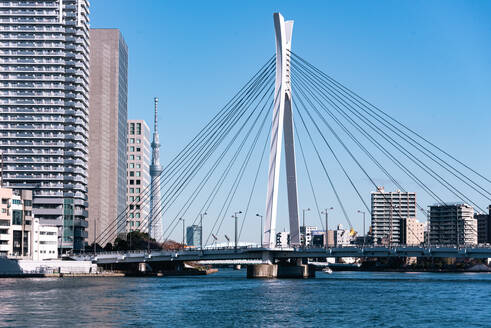 Chuo-Ohashi-Brücke auf dem blauen Sumida-Fluss mit Skytree im Hintergrund, Tokio-Flusskreuzfahrt, Tokio, Honshu, Japan, Asien - RHPLF31977