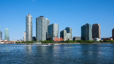 Das Pepsi-Cola-Zeichen aus dem Jahr 1940, eine Leuchtreklame am Gantry Plaza State Park im Stadtteil Long Island City in Queens, zu sehen vonManhattan, dem East East River, New York City, Vereinigte Staaten von Amerika, Nordamerika - RHPLF31983