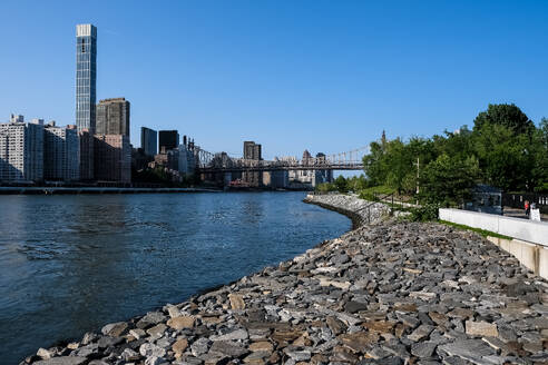 Stadtbild von Roosevelt Island, einer Insel im East River, im Stadtbezirk Manhattan zwischen Manhattan Island im Westen und dem Stadtbezirk Queens auf Long Island im Osten, New York City, Vereinigte Staaten von Amerika, Nordamerika - RHPLF31985