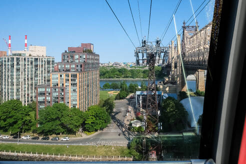 Blick auf die Roosevelt Island Tramway, die erste Pendlerstraßenbahn in Nordamerika, die den East River überspannt und Roosevelt Island mit der Upper East Side von Manhattan verbindet, New York City, Vereinigte Staaten von Amerika, Nordamerika - RHPLF31986