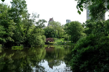 Blick auf The Pond, eines von sieben Gewässern im Central Park in der Nähe des Grand Army Plaza, gegenüber dem Central Park South vom Plaza Hotel, New York City, Vereinigte Staaten von Amerika, Nordamerika - RHPLF31994