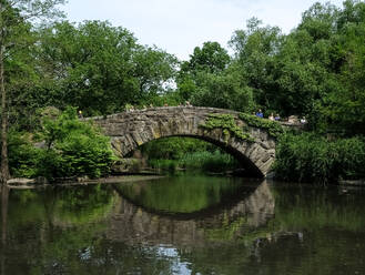 Blick auf The Pond, eines von sieben Gewässern im Central Park in der Nähe des Grand Army Plaza, gegenüber dem Central Park South vom Plaza Hotel, New York City, Vereinigte Staaten von Amerika, Nordamerika - RHPLF31997