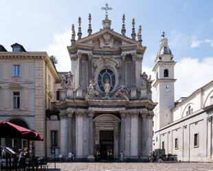 Blick auf Santa Cristina, eine römisch-katholische Kirche im Barockstil, die die benachbarte Kirche San Carlo widerspiegelt und auf die Piazza San Carlo ausgerichtet ist, Turin, Piemont, Italien, Europa - RHPLF31999