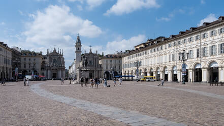 Blick auf die Piazza San Carlo, einen Platz mit barocker Architektur und dem Reiterdenkmal von Emmanuel Philibert von Carlo Marochetti aus dem Jahr 1838 in der Mitte, Turin, Piemont, Italien, Europa - RHPLF32002