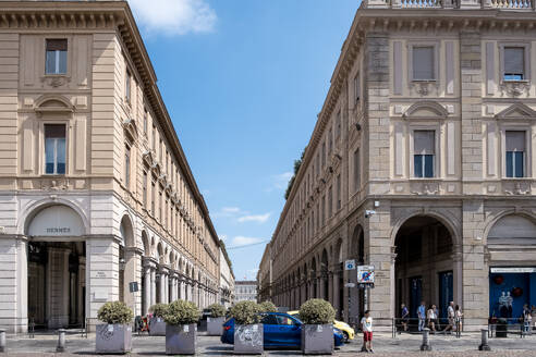 Blick auf die Via Roma, eine berühmte Einkaufsstraße mit Luxusgeschäften, von der Piazza San Carlo, einem für seine Barockarchitektur bekannten Platz, Turin, Piemont, Italien, Europa - RHPLF32004