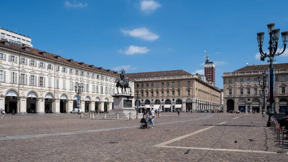 Blick auf die Piazza San Carlo, einen Platz mit barocker Architektur und dem Reiterdenkmal von Emmanuel Philibert von Carlo Marochetti aus dem Jahr 1838 in der Mitte, Turin, Piemont, Italien, Europa - RHPLF32006