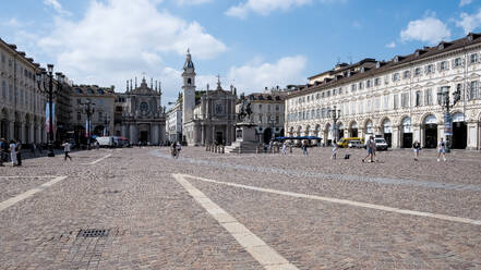 Blick auf die Piazza San Carlo, einen bedeutenden Stadtplatz mit barocker Architektur, in dessen Mitte sich das Reiterdenkmal von Emmanuel Philibert von Carlo Marochetti aus dem Jahr 1838 befindet, Turin, Piemont, Italien, Europa - RHPLF32008