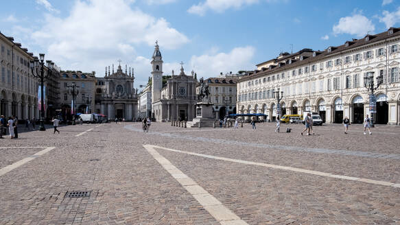 Blick auf die Piazza San Carlo, einen bedeutenden Stadtplatz mit barocker Architektur, in dessen Mitte sich das Reiterdenkmal von Emmanuel Philibert von Carlo Marochetti aus dem Jahr 1838 befindet, Turin, Piemont, Italien, Europa - RHPLF32008