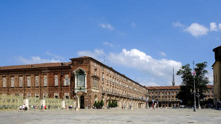 Architektur auf der Piazza Castello, einem prominenten rechteckigen Stadtplatz, auf dem sich mehrere bedeutende architektonische Komplexe befinden, mit seinen eleganten Arkaden und Fassaden, Turin, Piemont, Italien, Europa - RHPLF32010