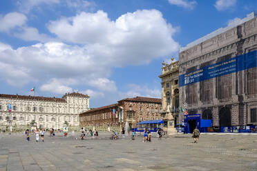 Architektur auf der Piazza Castello, einem prominenten rechteckigen Stadtplatz, auf dem sich mehrere wichtige architektonische Komplexe befinden, mit einer Reihe von eleganten Säulengängen und Fassaden, Turin, Piemont, Italien, Europa - RHPLF32011