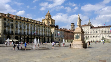 Blick auf die Piazza Castello, einen bedeutenden Stadtplatz mit mehreren Sehenswürdigkeiten, Museen, Theatern und Cafés, mit dem Denkmal für den Standartenträger der sardischen Armee im Vordergrund, Turin, Piemont, Italien, Europa - RHPLF32012