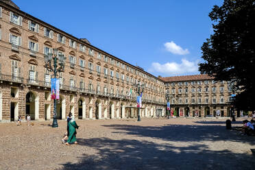 Architektur auf der Piazza Castello, einem prominenten rechteckigen Stadtplatz, auf dem sich mehrere bedeutende architektonische Komplexe befinden, mit seinen eleganten Arkaden und Fassaden, Turin, Piemont, Italien, Europa - RHPLF32016