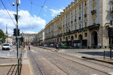 Blick auf die Straßen rund um die Piazza Castello, einen prominenten Platz im Stadtzentrum, auf dem sich mehrere Wahrzeichen der Stadt, Museen, Theater und Cafés befinden, Turin, Piemont, Italien, Europa - RHPLF32017