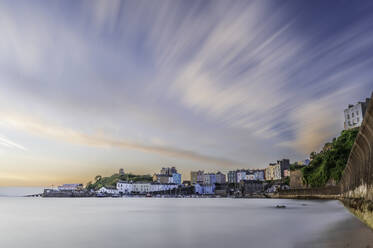 Sonnenaufgang über dem Hafen von Tenby an einem ruhigen Sommermorgen, einem Urlaubsort an der Südküste von Wales, Tenby, Pembrokeshire, Wales, Vereinigtes Königreich, Europa - RHPLF32023