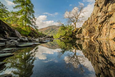 Reflexionen von der Rydal-Höhle im Lake-District-Nationalpark, UNESCO-Welterbe, Cumbria, England, Vereinigtes Königreich, Europa - RHPLF32027