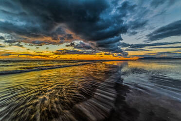 Blick bei Sonnenuntergang von der Insel Walney über die Irische See auf den weit entfernten Offshore-Windpark Walney, Cumbrian Coast, Cumbria, England, Vereinigtes Königreich, Europa - RHPLF32033