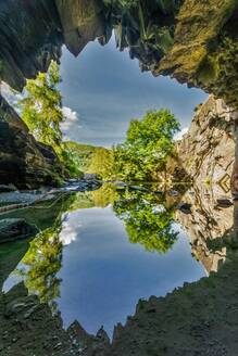 Reflexionen von der Rydal-Höhle, Lake District National Park, UNESCO-Weltkulturerbe, Cumbria, England, Vereinigtes Königreich, Europa - RHPLF32041
