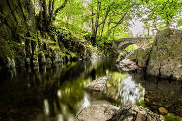 Bewölkter Tag im Eskdale-Tal mit ruhigem und kaltem Wasser von der Trough House Bridge und dem atemberaubenden Fluss Esk, Lake District National Park, UNESCO-Weltkulturerbe, Cumbria, England, Vereinigtes Königreich, Europa - RHPLF32057