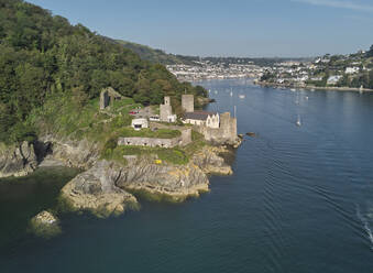 Luftaufnahme des historischen Dartmouth Castle aus dem 16. Jahrhundert an der Mündung des Flusses Dart, mit Blick auf Dartmouth im Hintergrund, an der Südküste von Devon, England, Vereinigtes Königreich, Europa - RHPLF32115