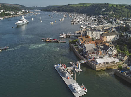 Luftaufnahme der Mündung des Flusses Dart mit den Städten Dartmouth auf der linken und Kingswear auf der rechten Seite an der Südküste von Devon, England, Vereinigtes Königreich, Europa - RHPLF32117