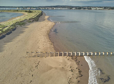 Luftaufnahme der Mündung des Flusses Exe, gesehen von oberhalb von Dawlish Warren und mit Blick auf die Stadt Exmouth, Devon, England, Vereinigtes Königreich, Europa - RHPLF32120