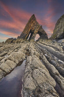 Das massive Dreieck des Blackchurch Rock an der Nordküste von Devon, in der Nähe von Clovelly, Devon, England, Vereinigtes Königreich, Europa - RHPLF32134