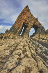 Das massive Dreieck des Blackchurch Rock an der Nordküste von Devon, in der Nähe von Clovelly, Devon, England, Vereinigtes Königreich, Europa - RHPLF32140