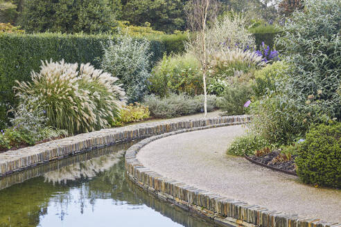 Eine formale Gartenszene, mit Wasserkanal, Devon, England, Vereinigtes Königreich, Europa - RHPLF32158