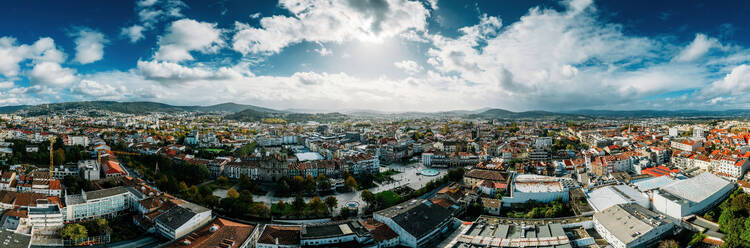 Drohnen-Panoramablick auf Braga, bekannt für sein religiöses Erbe, einschließlich des Bom Jesus do Monte-Komplexes und der mittelalterlichen Kathedrale von Braga, die ein Museum für sakrale Kunst und die Kapelle der Könige im gotischen Stil beherbergt, Braga, Minho, Portugal, Europa - RHPLF32169