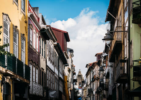 Enge Fußgängerzone im historischen Stadtzentrum mit dem Turm der Kathedrale im Hintergrund, Braga, Minho, Portugal, Europa - RHPLF32171