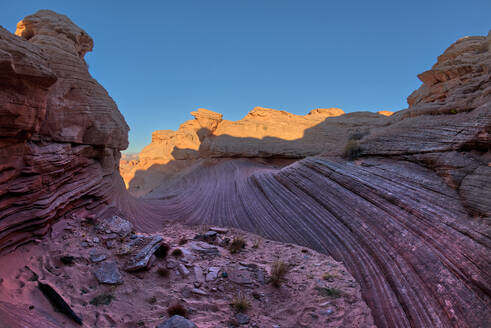 Der westliche Felskamm der Neuen Welle entlang des Beehive Trail im Glen Canyon Recreation Area in der Nähe von Page, Arizona, Vereinigte Staaten von Amerika, Nordamerika - RHPLF32186