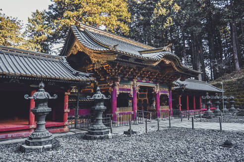 Yashamon-Tor in der Tempelanlage von Nikko, UNESCO-Weltkulturerbe, Nikko, Tochigi, Honshu, Japan, Asien - RHPLF32196