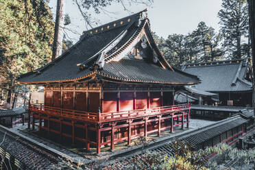 Ein roter Holztempel in Nikko, Tochigi, Honshu, Japan, Asien - RHPLF32197